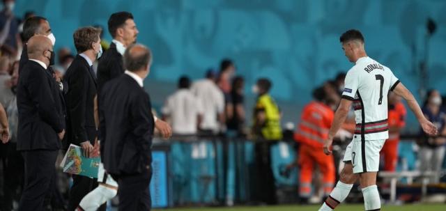 开云体育入口-开局最美妙欧洲杯提早出局 C罗再度怒摔队长袖标！